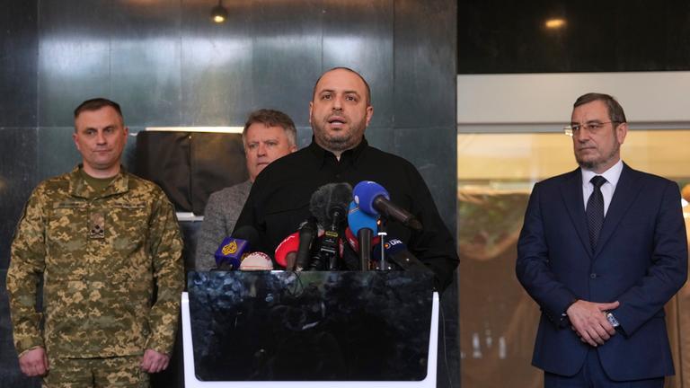 Der ukrainische Verteidigungsminister Rustem Umerov spricht vor einem Pult mit der Presse nach den beendeten Verhandlungen in Istanbul.