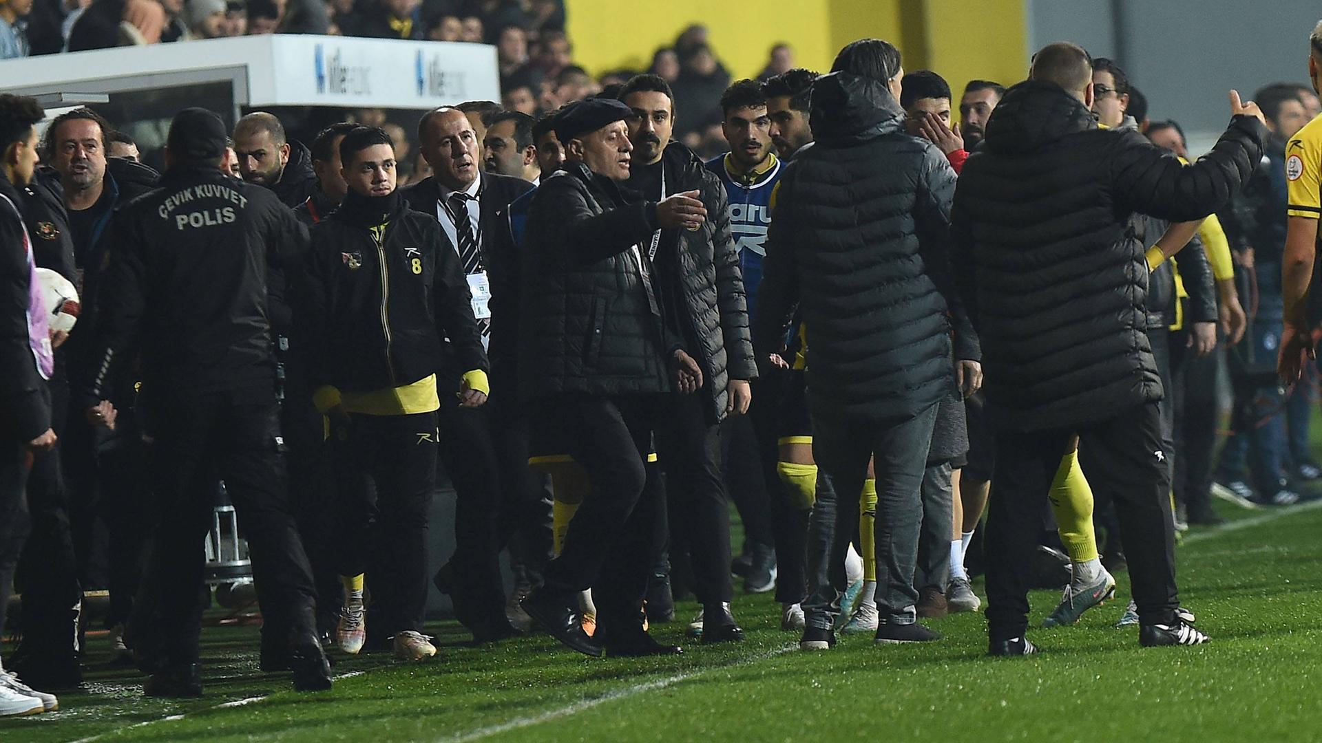 Spielabbruch beim Spiel Istanbulspor gegen Trabzonspor in Istanbul.