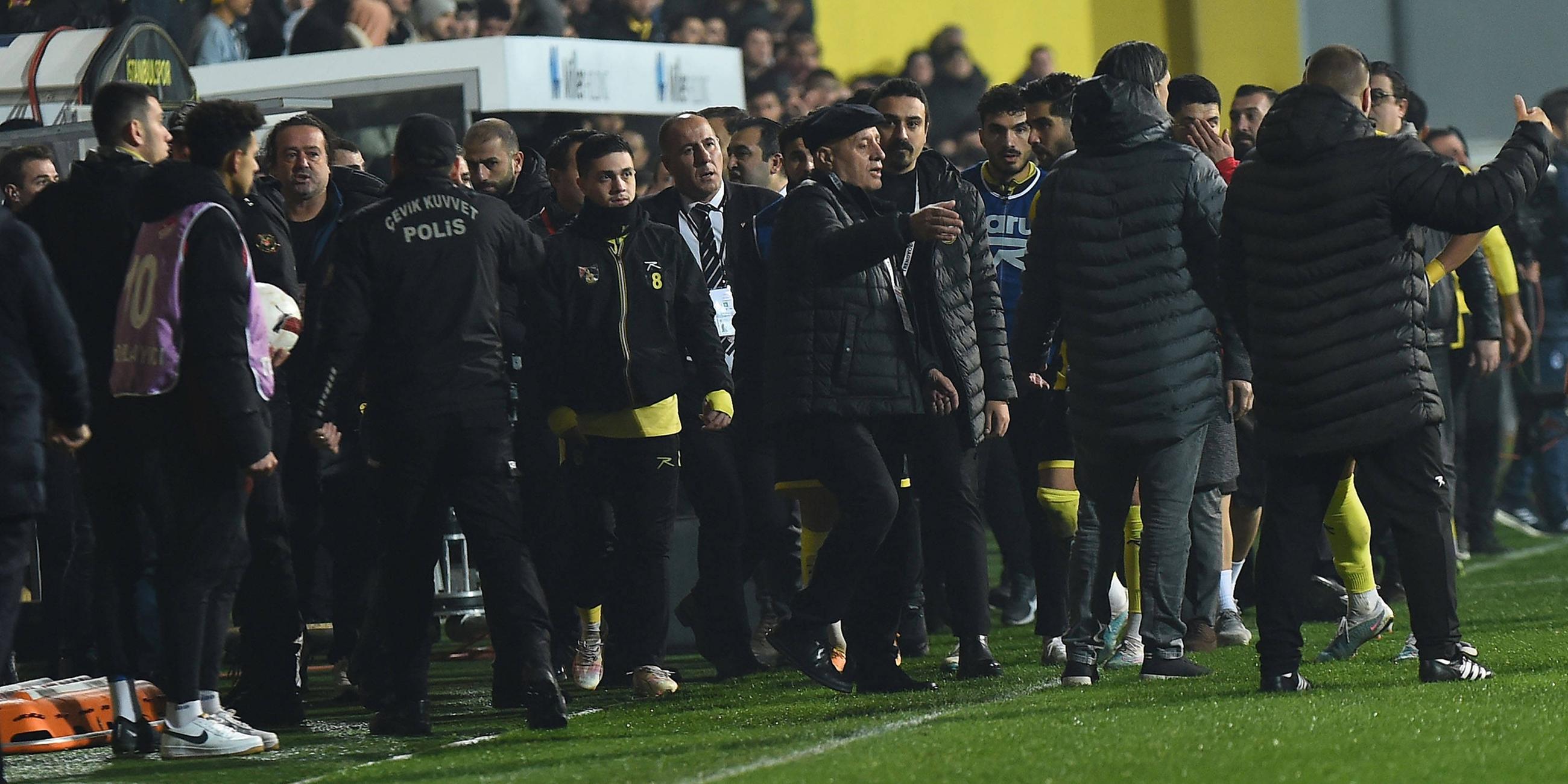 Spielabbruch beim Spiel Istanbulspor gegen Trabzonspor in Istanbul.
