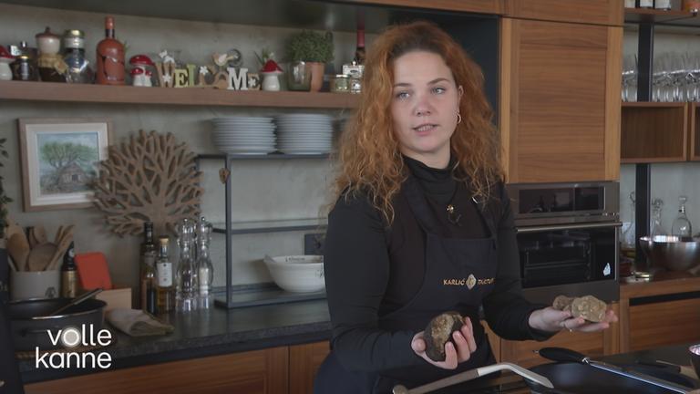 Trüffelsucherin Ivana Karlić in einer Küche mit Trüffeln in der Hand.