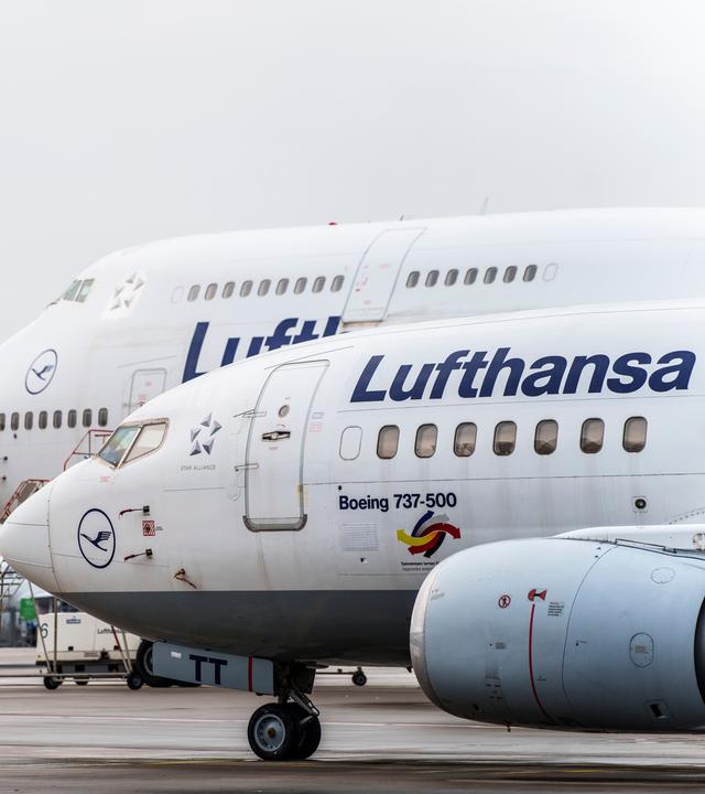 Hessen, Frankfurt/Main: Lufthansa-Maschinen stehen auf dem Vorfeld.