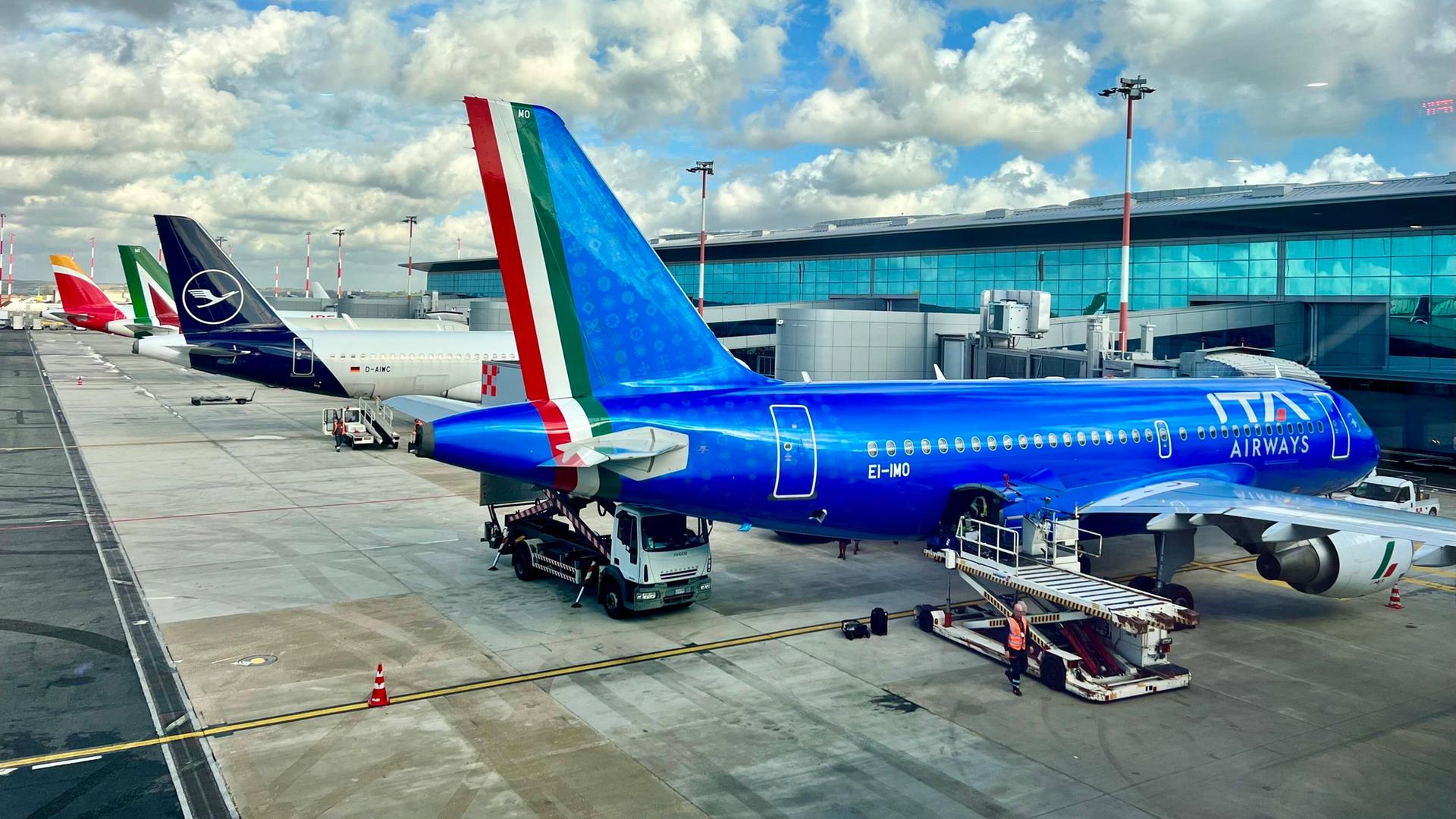 Flugzeuge der ITA Airways und der Lufthansa auf dem Flughafen in Rom.