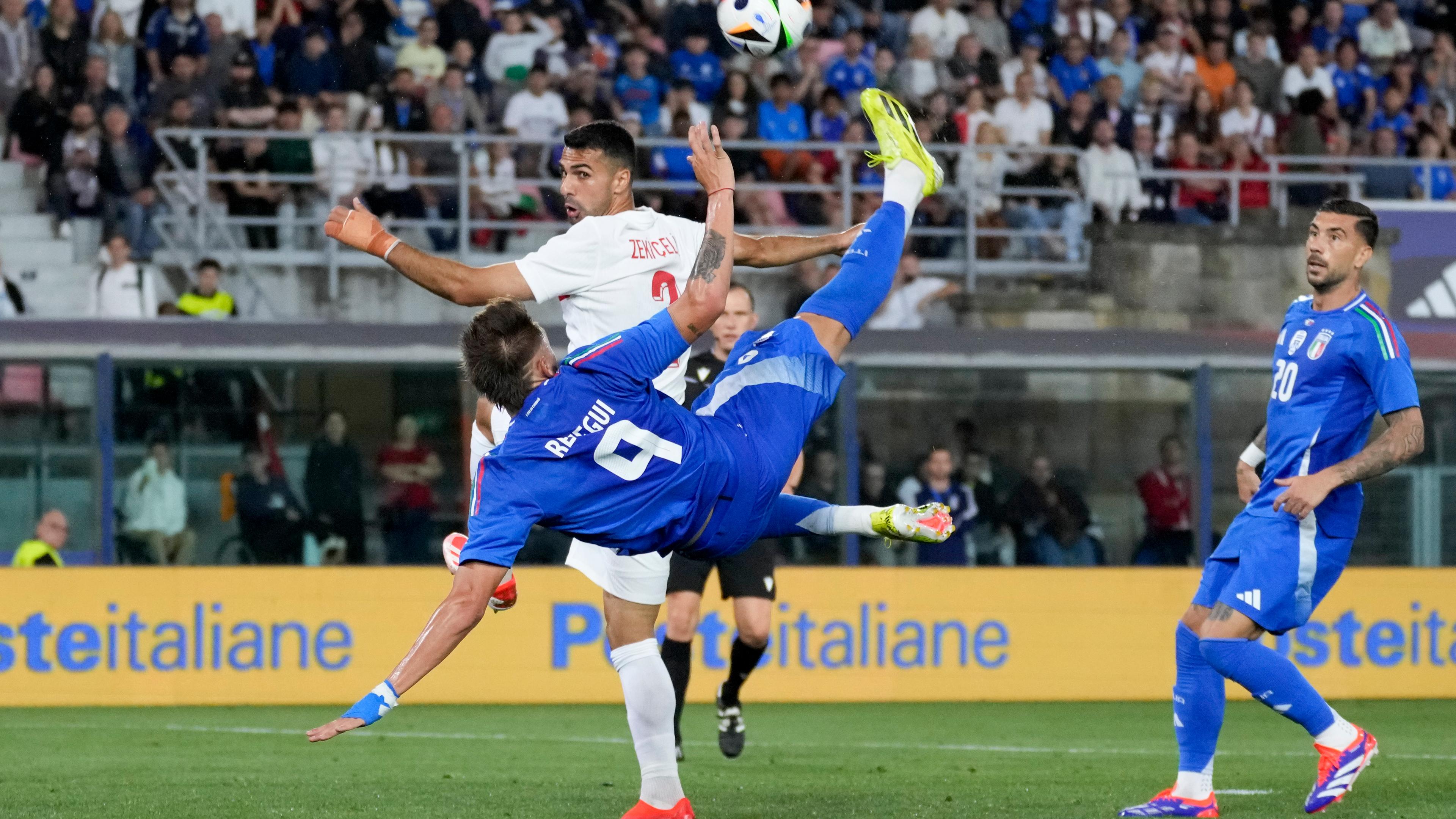 Italiens Mateo Retegui versucht einen Fallrückzieher im Testspiel gegen die Türkei am 4. Juni 2024.