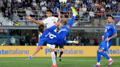 Italiens Mateo Retegui versucht einen Fallrückzieher im Testspiel gegen die Türkei am 4. Juni 2024.