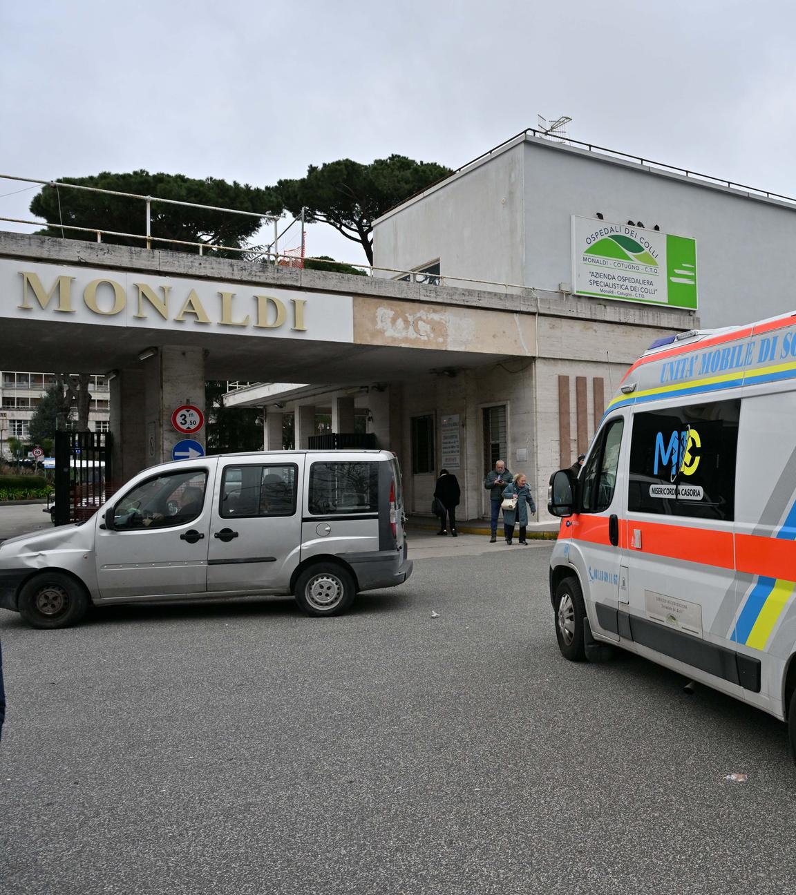 Außenansicht des Monaldi-Krankenhauses, in dem einem Kind ein beschädigtes Herz transplantiert wurde. Nach einer misslungenen Herz-Transplantation wartet ein Zweijähriger in Neapel auf ein Ersatzorgan. 