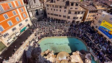Eine Luftaufnahme des Trevi-Brunnens von der Spitze des Poli-Palastes in Rom aus gesehen