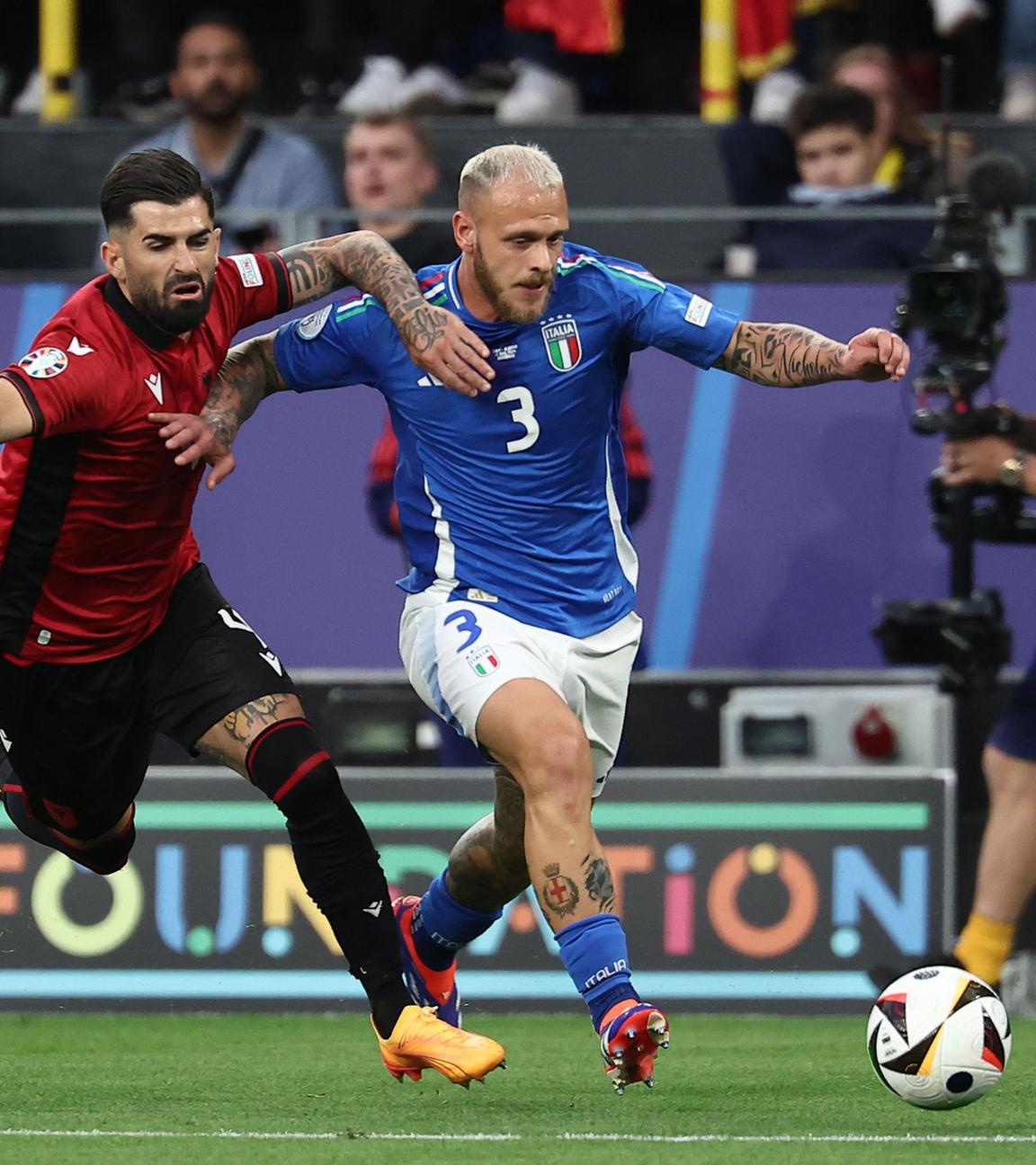 Federico Dimarco (Italien) und Elseid Hisaj (Albanien) kämpfen um den Ball bei der EM 2024.