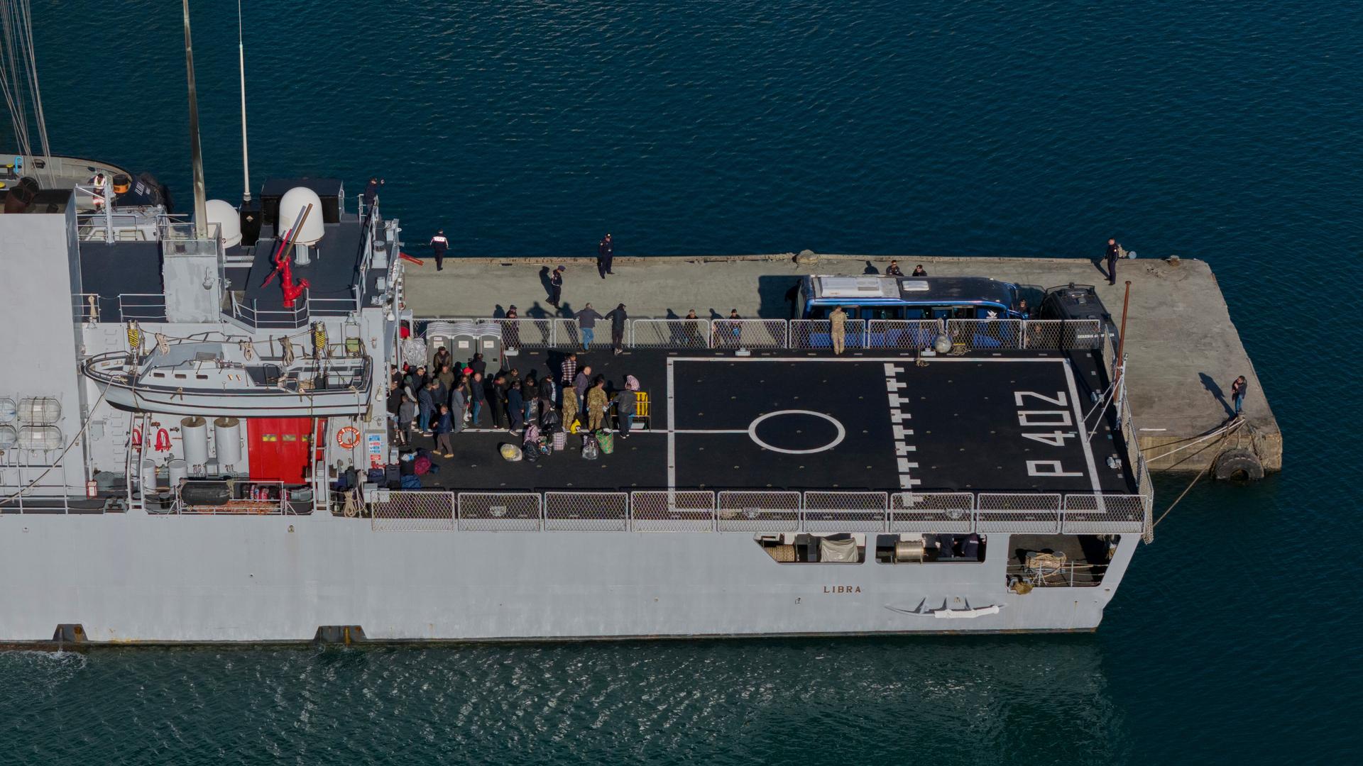 Italien bringt erstmals abgelehnte Asylbewerber nach Albanien.