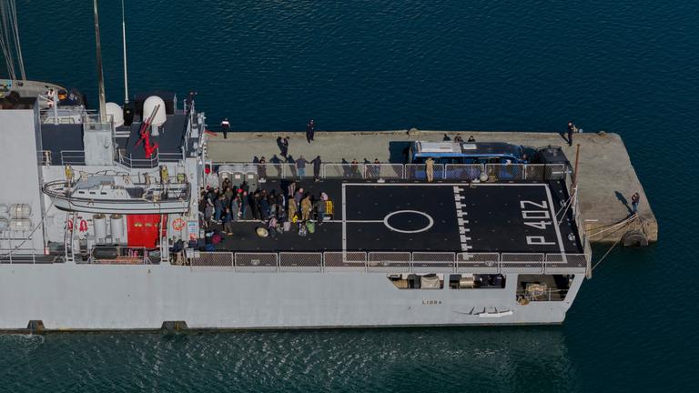 Italien bringt erstmals abgelehnte Asylbewerber nach Albanien.