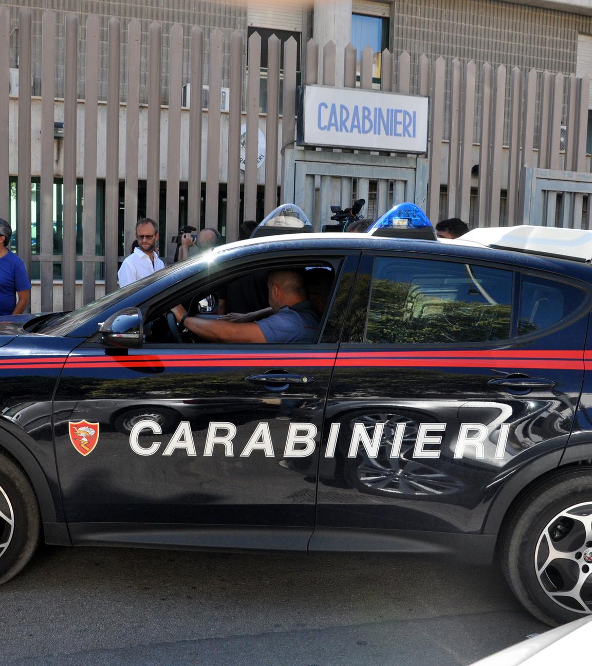 Italien, Bagheria: Journalisten verfolgen die Abfahrt eines Carabinieri-Autos vor einem Gebäude der italienischen Polizei. Archivbild