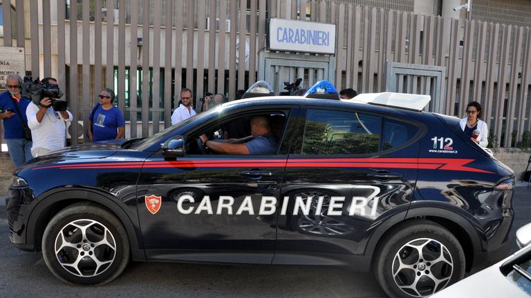 Italien, Bagheria: Journalisten verfolgen die Abfahrt eines Carabinieri-Autos vor einem Gebäude der italienischen Polizei. Archivbild