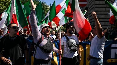 Sympathisanten von Rechtsextremen nehmen am rechtsextremen Demonstration mit der Motto "Remigration und Rückeroberung" in Rom, Italien, teil.