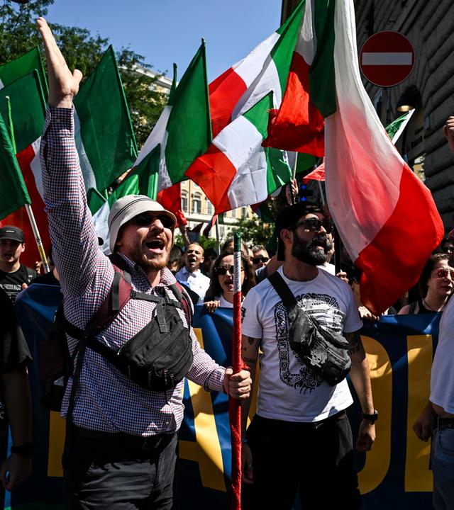 Sympathisanten von Rechtsextremen nehmen am rechtsextremen Demonstration mit der Motto "Remigration und Rückeroberung" in Rom, Italien, teil.
