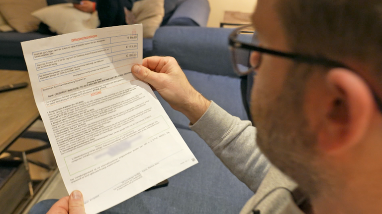 Mann mit Strafzettel