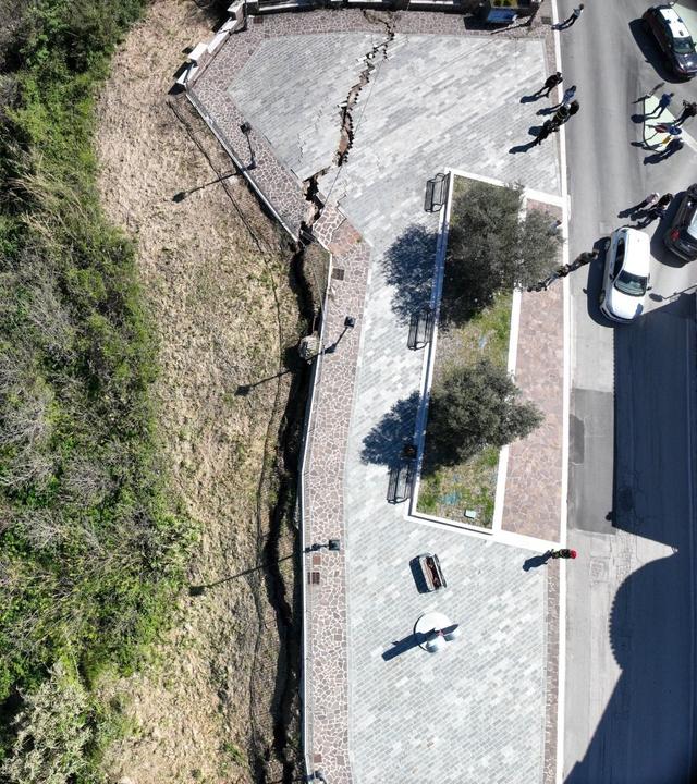 Zeigt eine Aufnahmen aus der Luft von einem Erdrutsch in Süditalien.