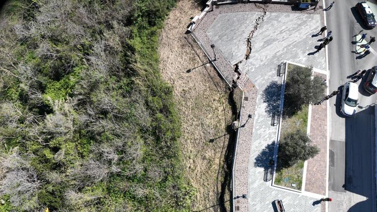 Zeigt eine Aufnahmen aus der Luft von einem Erdrutsch in Süditalien.
