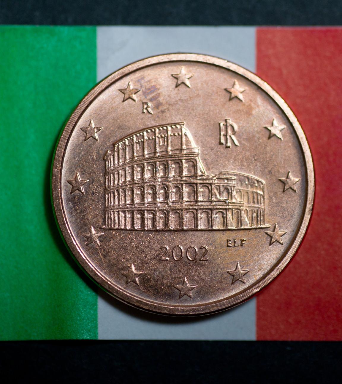 Euromünze auf einer Italien Flagge