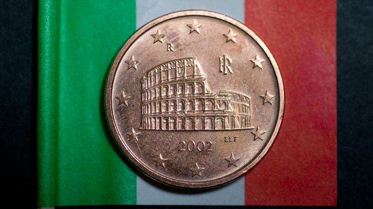 Euromünze auf einer Italien Flagge
