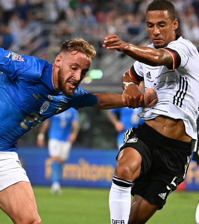 04.06.2022, Italien, Bologna: Fußball, Nations League, Gruppenphase, Gruppe 3, 1. Spieltag, Italien - Deutschland, Stadio Renato Dall'Ara: Italiens Davide Frattesi (l), deutschlands Thilo Kehrer und deutschlands Leon Goretzka (r). 