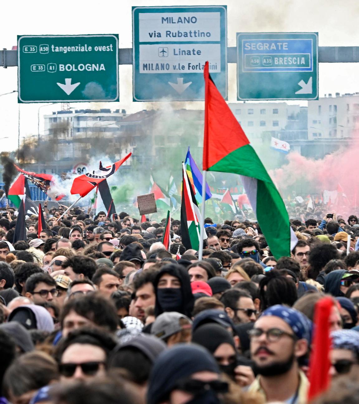Ein Protestzug zieht über eine italienische Autobahn