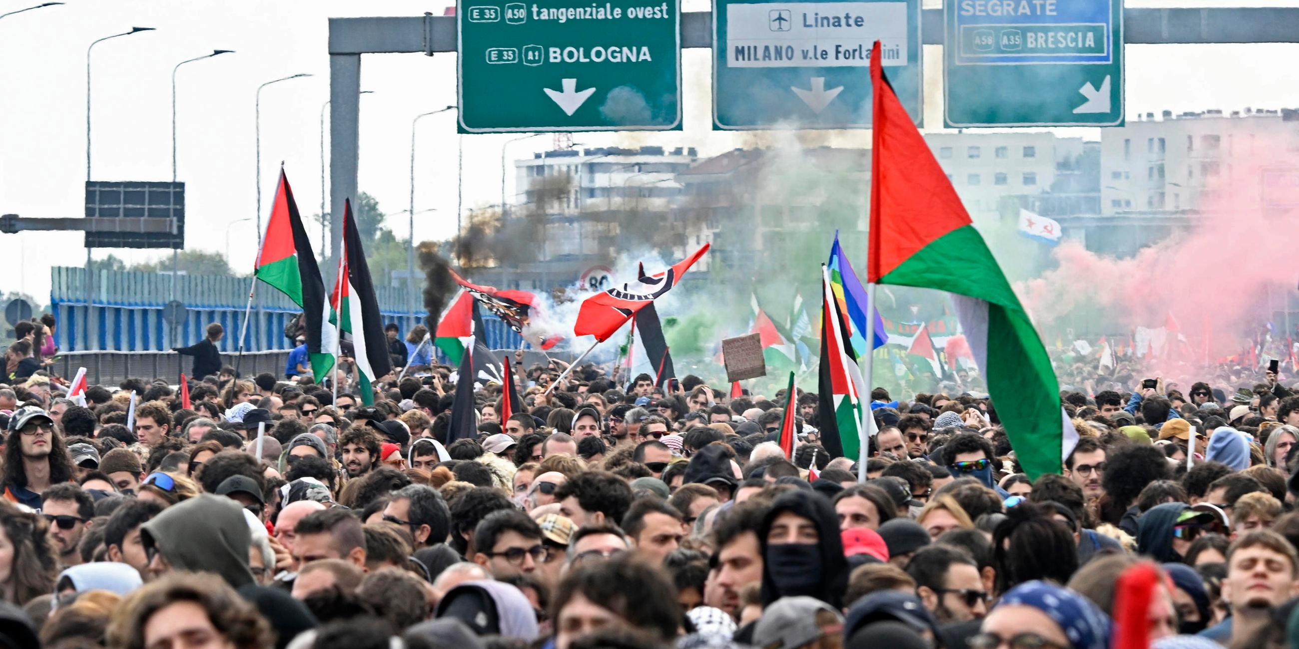 Ein Protestzug zieht über eine italienische Autobahn