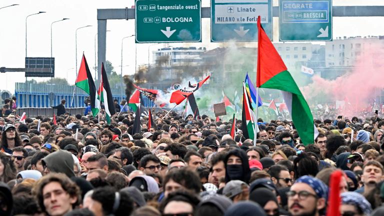 Ein Protestzug zieht über eine italienische Autobahn