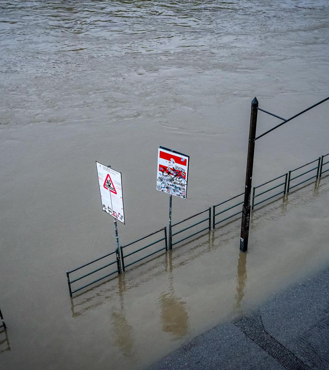 Aus dem Hochwasser in Turin, Italien, ragen Schilder heraus.