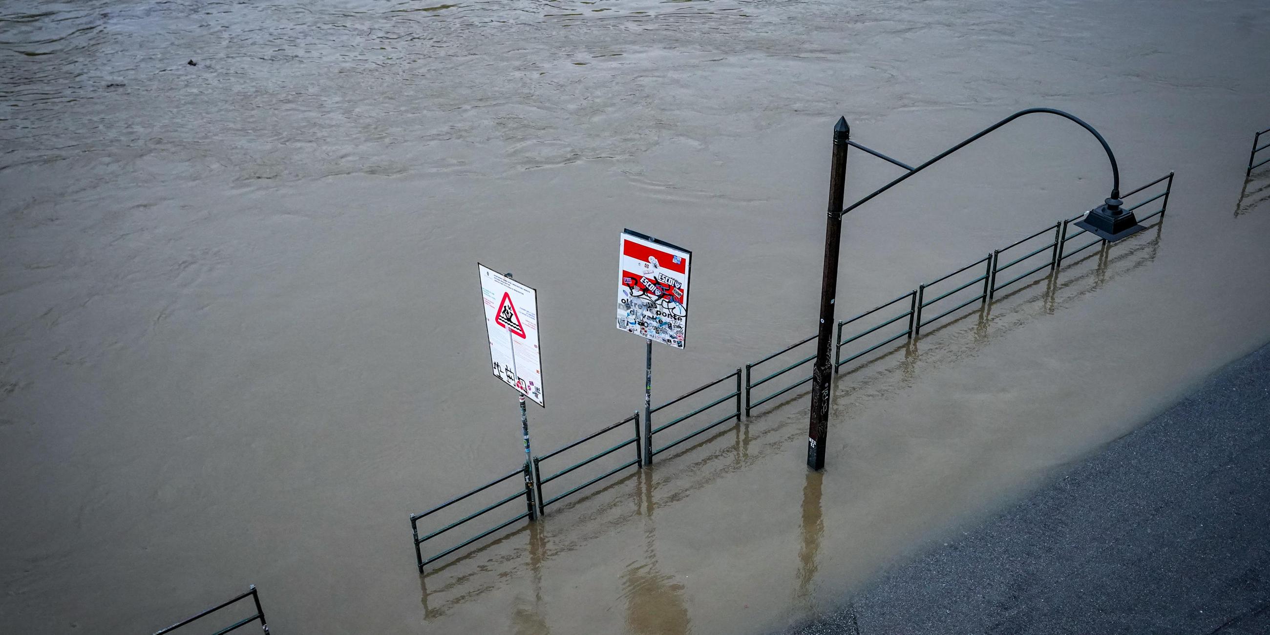 Aus dem Hochwasser in Turin, Italien, ragen Schilder heraus.