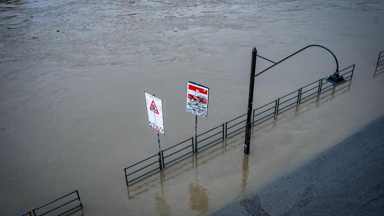 Aus dem Hochwasser in Turin, Italien, ragen Schilder heraus.