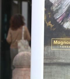 Schild der "Magnani Rocca Fondazione", schräg dahinter läuft eine Frau ins Gebäude.