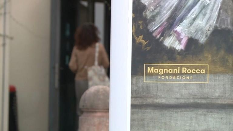 Schild der "Magnani Rocca Fondazione", schräg dahinter läuft eine Frau ins Gebäude.