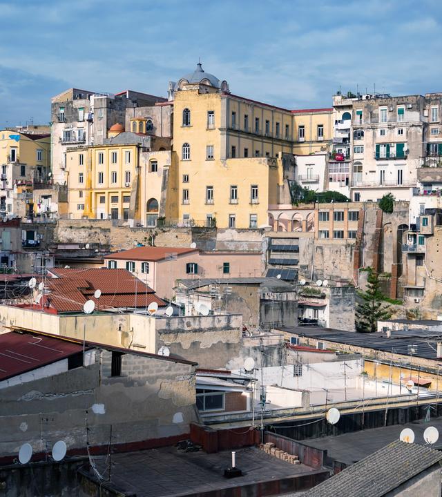 Dichte Wohnhäuser in der italienischen Stadt Neapel