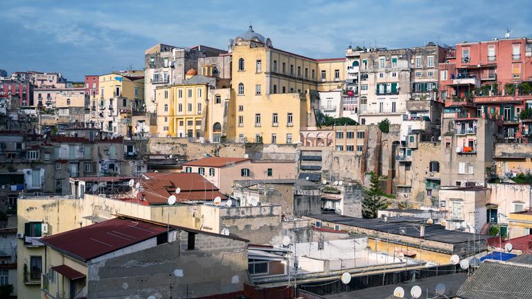 Dichte Wohnhäuser in der italienischen Stadt Neapel