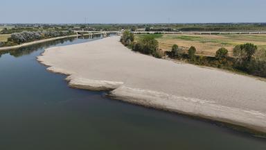 Diese Luftaufnahme zeigt Sandbänke, die durch das zurückgehende Wasser des Po in Isola Pescaroli in Norditalien freigelegt wurden.