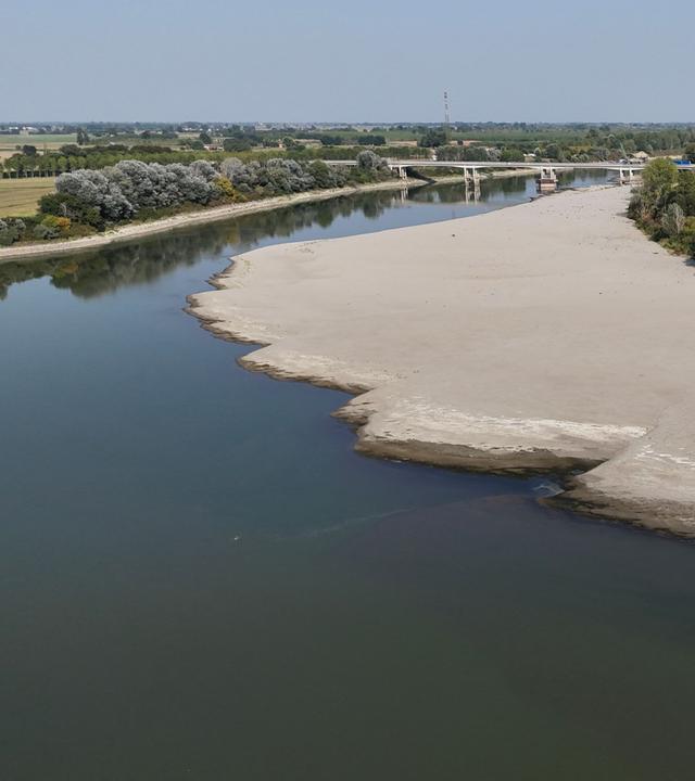 Diese Luftaufnahme zeigt Sandbänke, die durch das zurückgehende Wasser des Po in Isola Pescaroli in Norditalien freigelegt wurden.