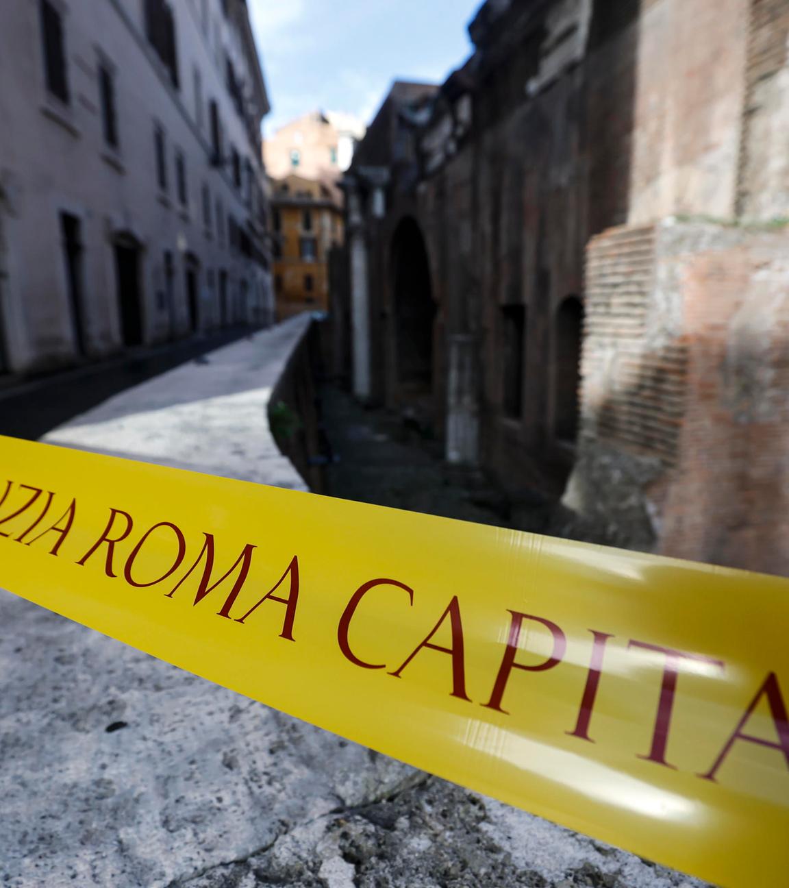 Eine Polizeiabsperrung an einem Bereich der Umfassungsmauer des Pantheons in Rom, Italien