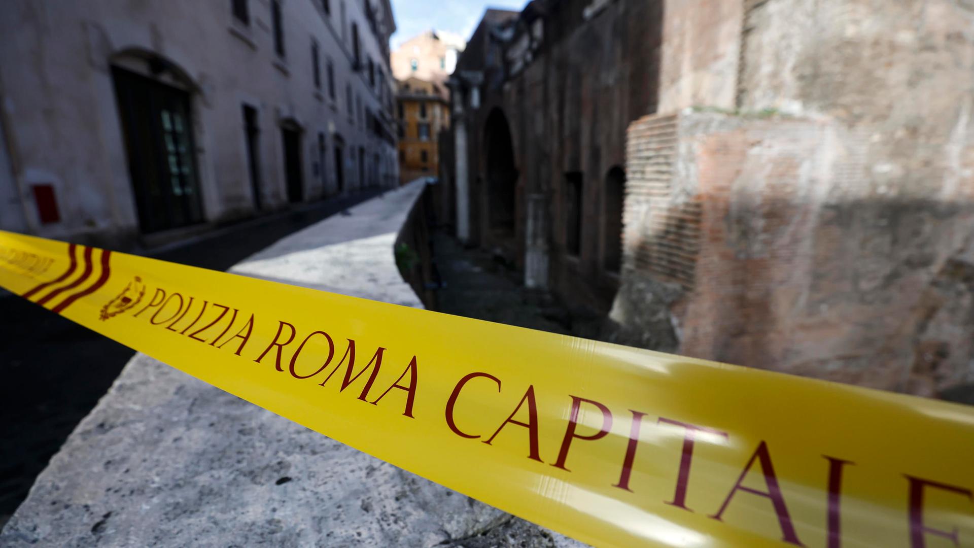 Eine Polizeiabsperrung an einem Bereich der Umfassungsmauer des Pantheons in Rom, Italien