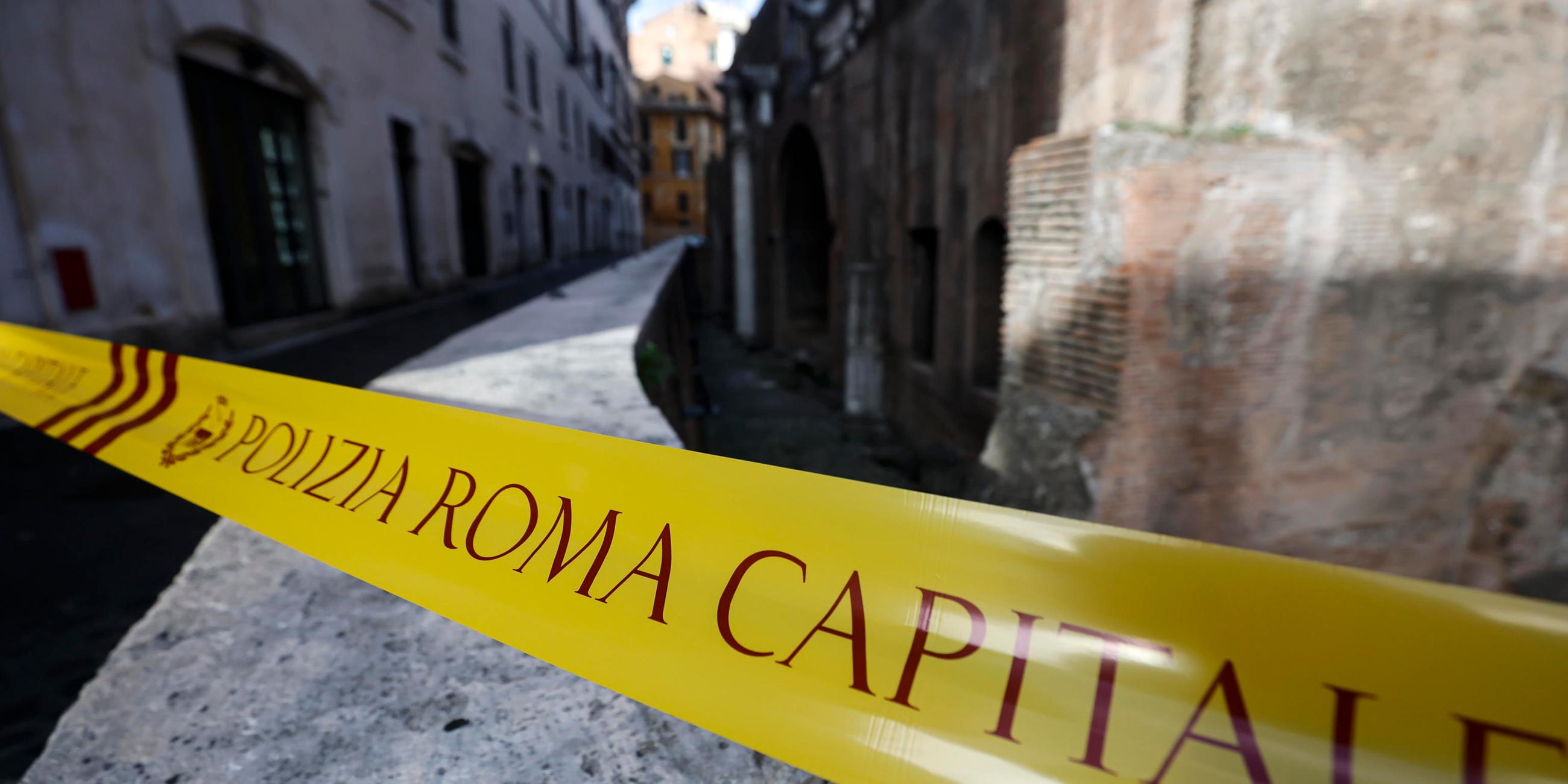 Eine Polizeiabsperrung an einem Bereich der Umfassungsmauer des Pantheons in Rom, Italien