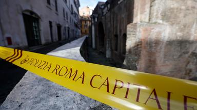 Eine Polizeiabsperrung an einem Bereich der Umfassungsmauer des Pantheons in Rom, Italien