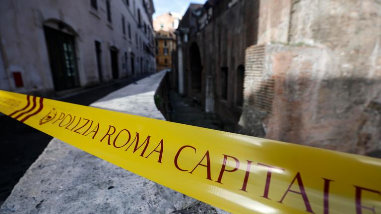 Eine Polizeiabsperrung an einem Bereich der Umfassungsmauer des Pantheons in Rom, Italien