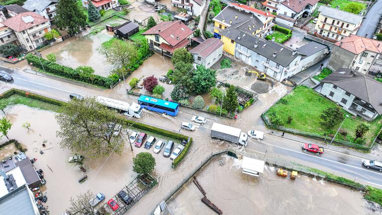 Italien, Carema: Überflutete Straßen in Carema in Piemont in Italien (Aufnahme mit einer Drohne). 
