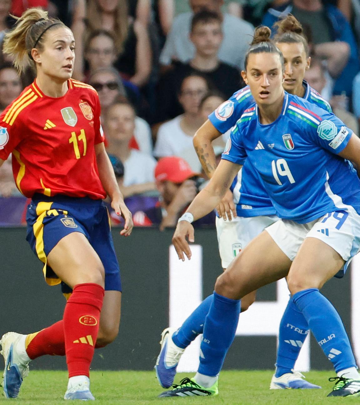 Italiens Verteidigerin Martina Lenzini kämpft um den Ball mit Spaniens Mittelfeldspielerin Alexia Putellas (L) während des Spiels.