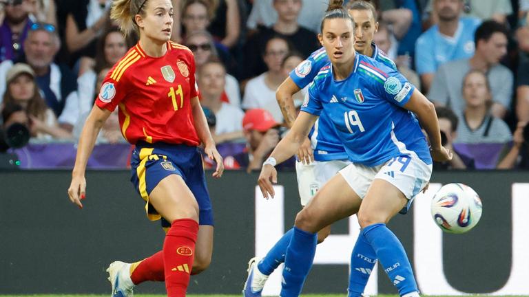 Italiens Verteidigerin Martina Lenzini kämpft um den Ball mit Spaniens Mittelfeldspielerin Alexia Putellas (L) während des Spiels.