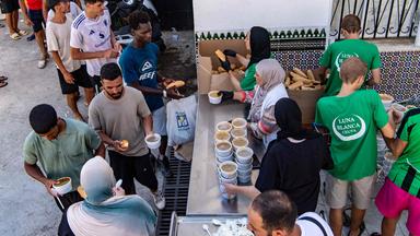 Migranten stehen in der spanischen Exklave Ceuta bei einer NGO an, die Essen verteilt.