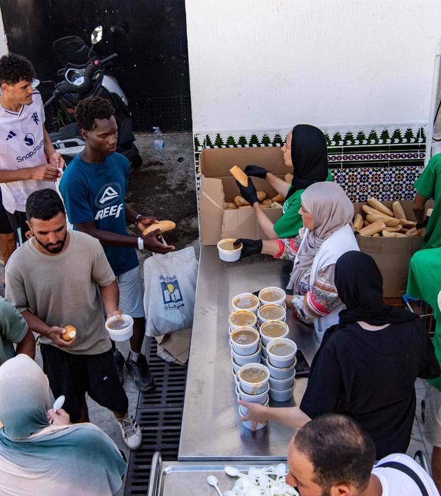 Migranten stehen in der spanischen Exklave Ceuta bei einer NGO an, die Essen verteilt.