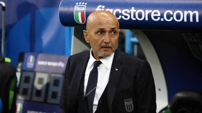 Italiens Trainer Luciano Spalletti verfolgt die Partie.