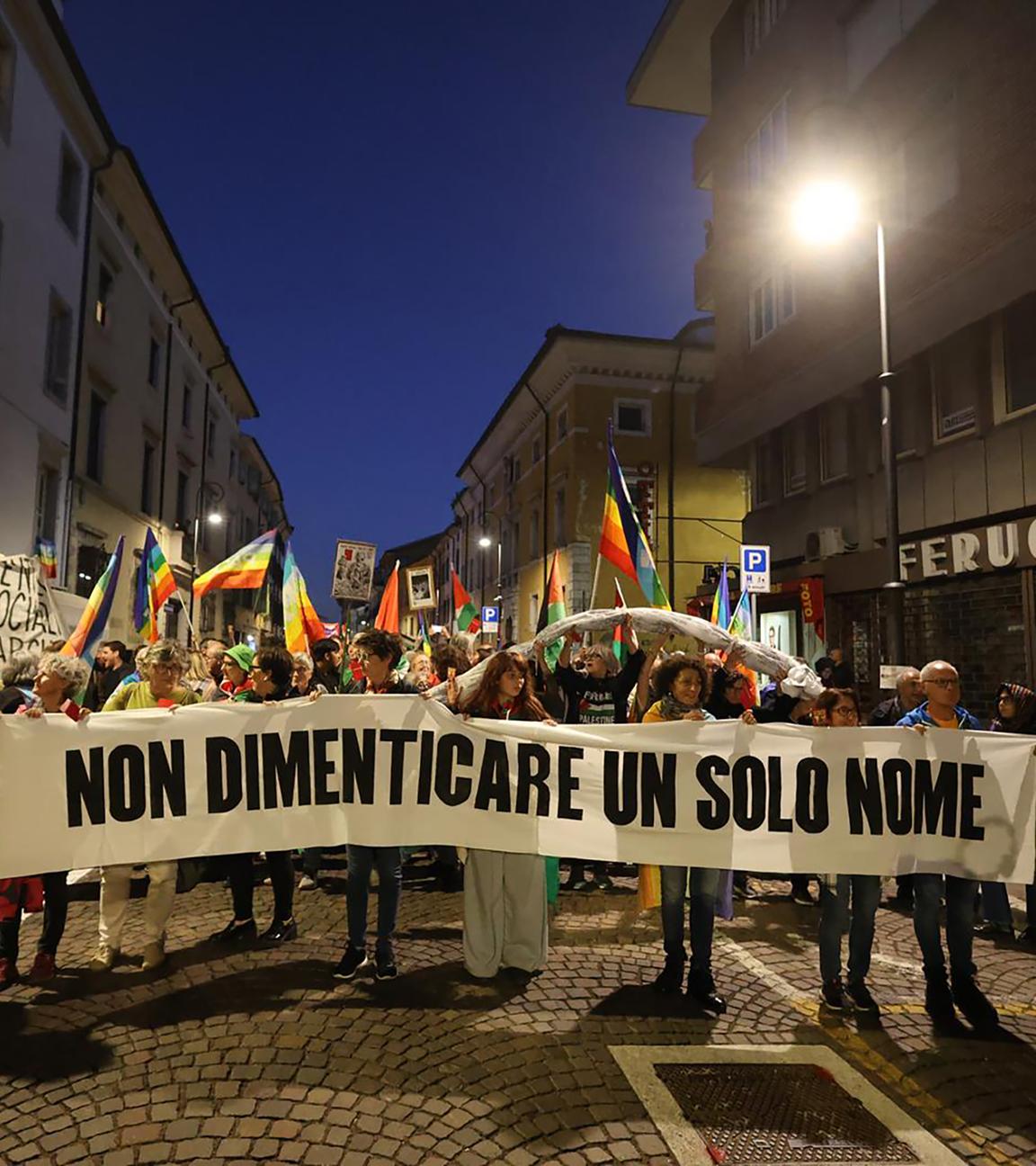 Bei einer pro-palästinensischen Demo halten Menschen ein Banner, auf dem in italienisch steht "Vergesst nicht einen einzigen Namen".