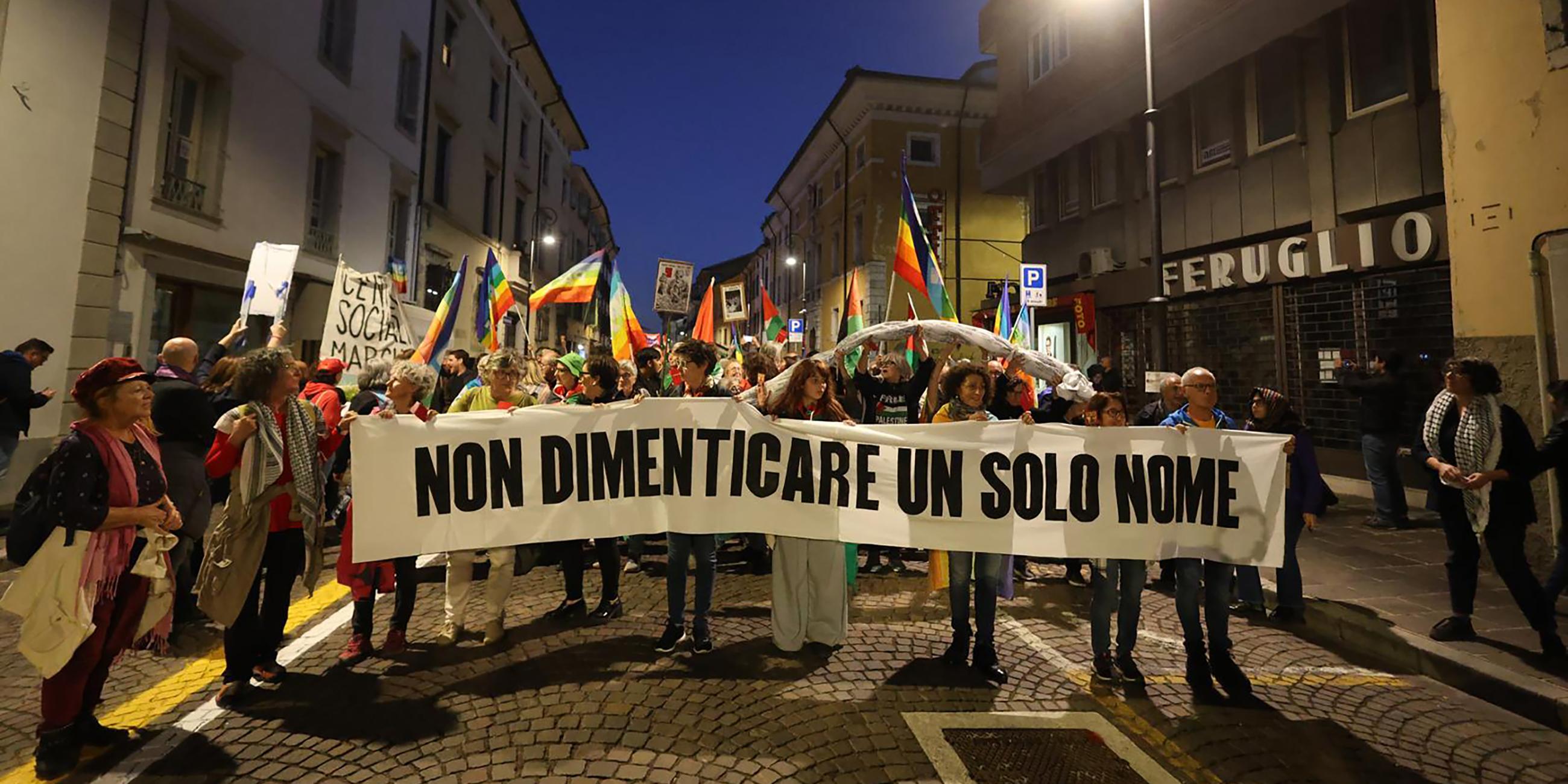 Bei einer pro-palästinensischen Demo halten Menschen ein Banner, auf dem in italienisch steht "Vergesst nicht einen einzigen Namen".