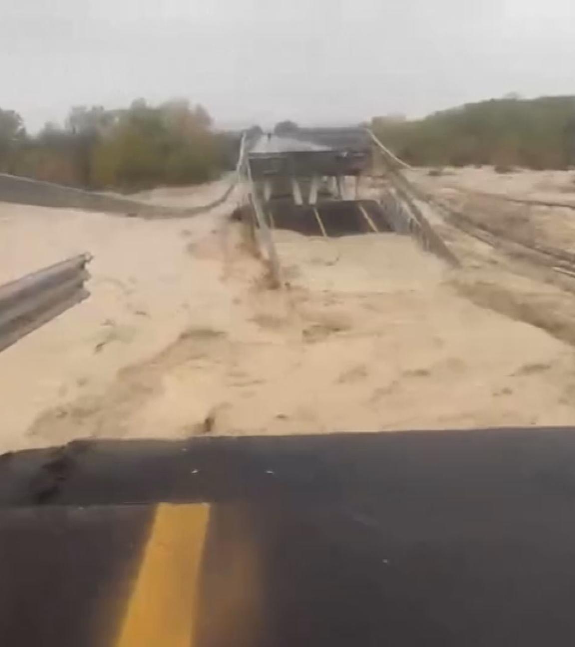 Nach starken Regenfällen in Italien ist die Brücke einer wichtigen Staatsstraße eingestürzt. 