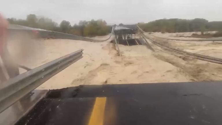 Nach starken Regenfällen in Italien ist die Brücke einer wichtigen Staatsstraße eingestürzt. 
